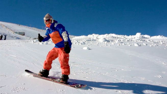 go to Der junge Profi-Snowboarder
