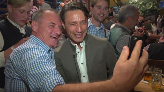 go to Bayern-Legenden feiern auf dem Oktoberfest