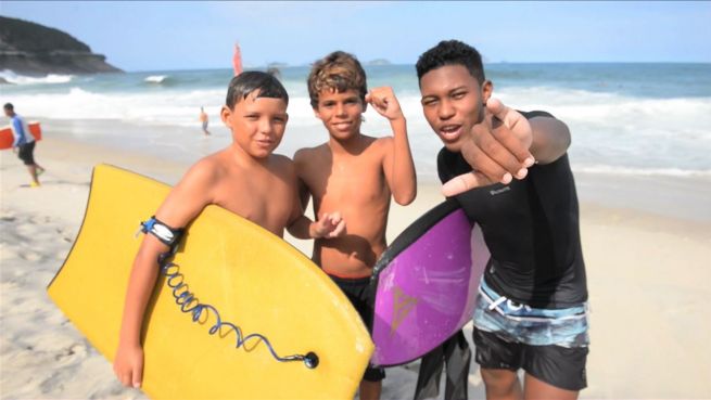 go to Wie Surfen das Leben von Kindern in Brasilien verändert