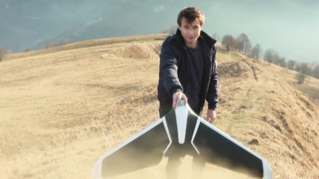 go to Papierflieger-Stil: Flügel-Drohne startet aus der Hand